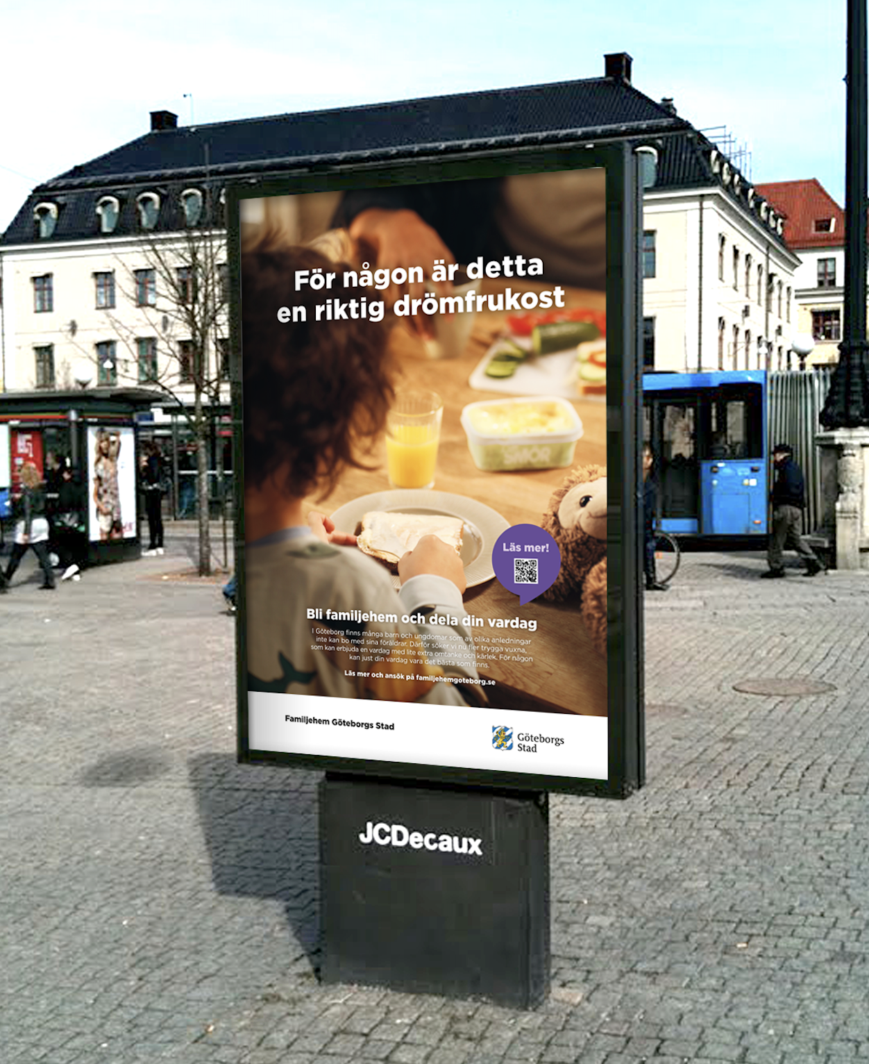 Utomhustavla med bild på pojke som äter frukost