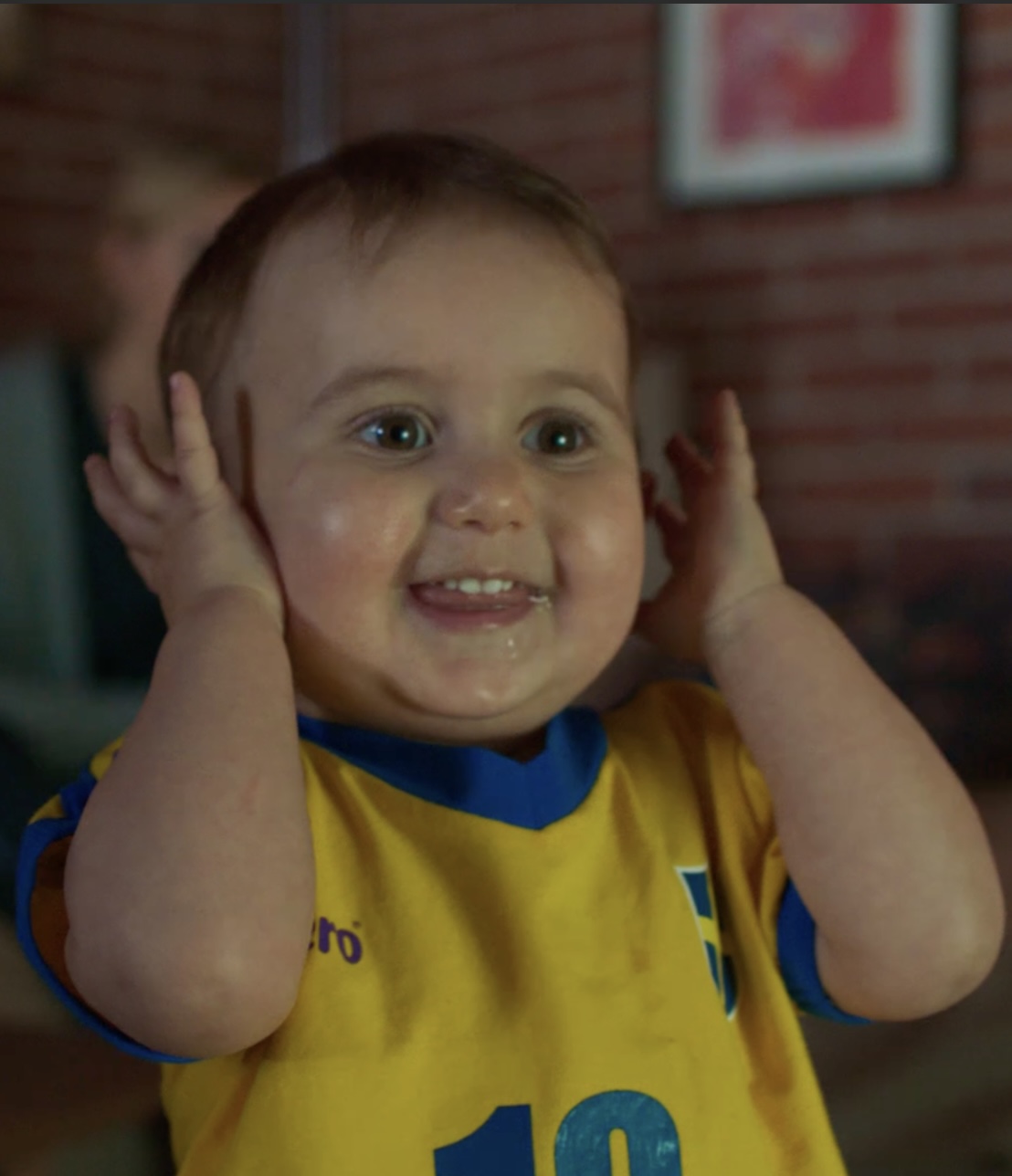 Glad bebis i fotbollströja från Libero